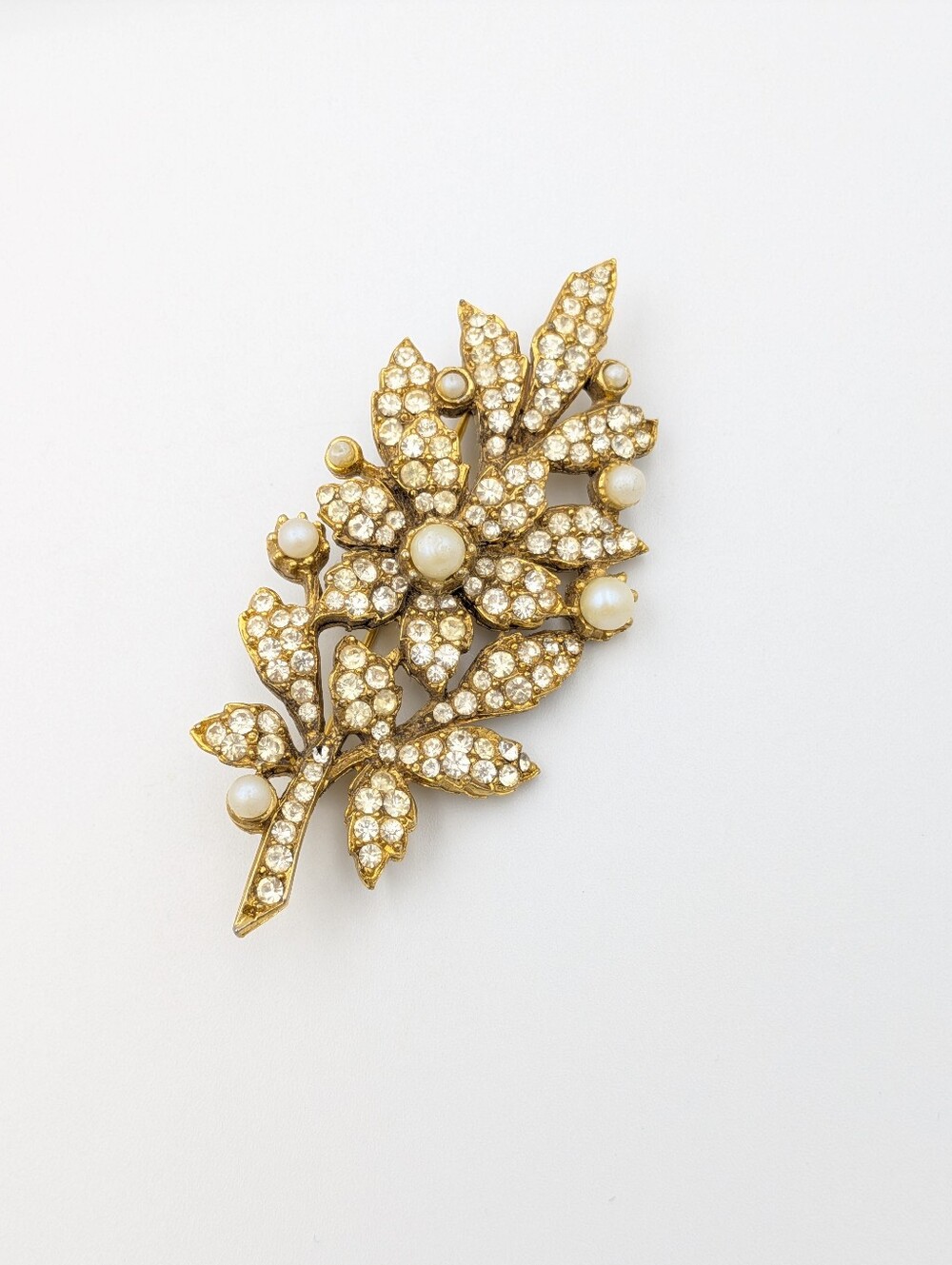Vintage mid-century rhinestone faux pearl gold tone floral brooch pin